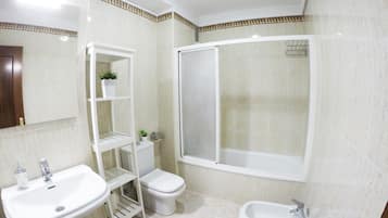 Een haardroger, shampoo