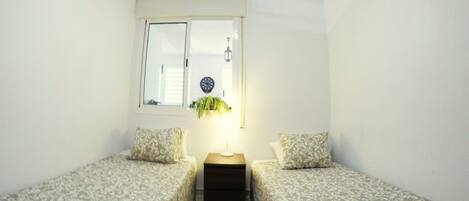 3 chambres, bureau, fer et planche à repasser, draps fournis