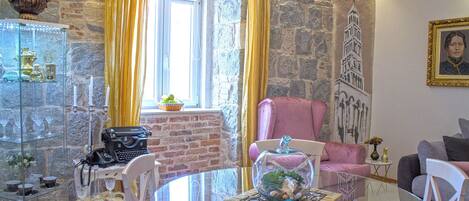 Appartement Supérieur, 1 chambre | Coin séjour | Télévision à écran plat, lecteur de DVD