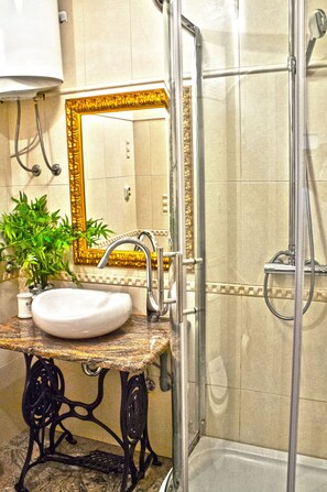 Departamento superior, 1 habitación | Baño | Secadora de cabello, pantuflas, toallas, jabón 