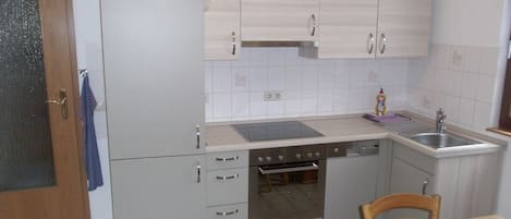 Microondas, placa de cocina, hervidor eléctrico y tostadora