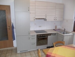 Mikrobølgeovn, kokeplater, vannkoker og brødrister