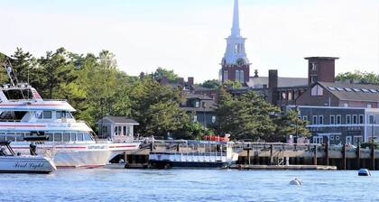 Downtown Newburyport | Rooftop Deck | 30+ Nights