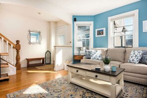 Télévision, cheminée, espaces bureaux