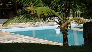Piscina interna, piscina externa, espreguiçadeiras