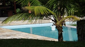 Una piscina techada, una piscina al aire libre