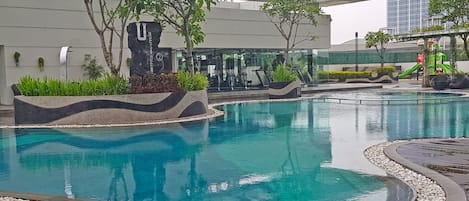 Una piscina al aire libre