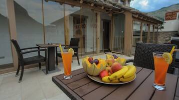 Deluxe Double or Twin Room | Minibar, soundproofing, free WiFi