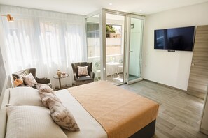 Studio, Balcony | Individually decorated, desk, soundproofing, free WiFi - Rose Gold Rooms & Studio With Balcony (Split)