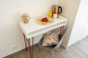 Flat-screen TV - Rose Gold Rooms & Studio With Balcony (Split)