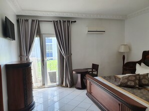 Quarto casal luxo | Cortinas blackout, Wi-Fi de cortesia, roupa de cama