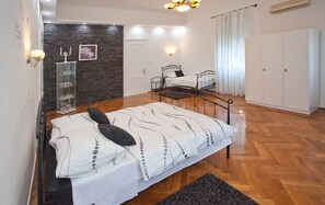 Individually decorated, individually furnished, soundproofing - Villa Barbara (Split)