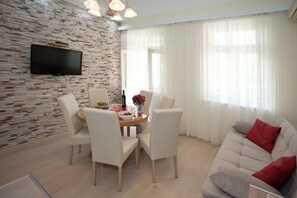 Apartamento, 2 quartos, sacada | Opções para refeição no quarto