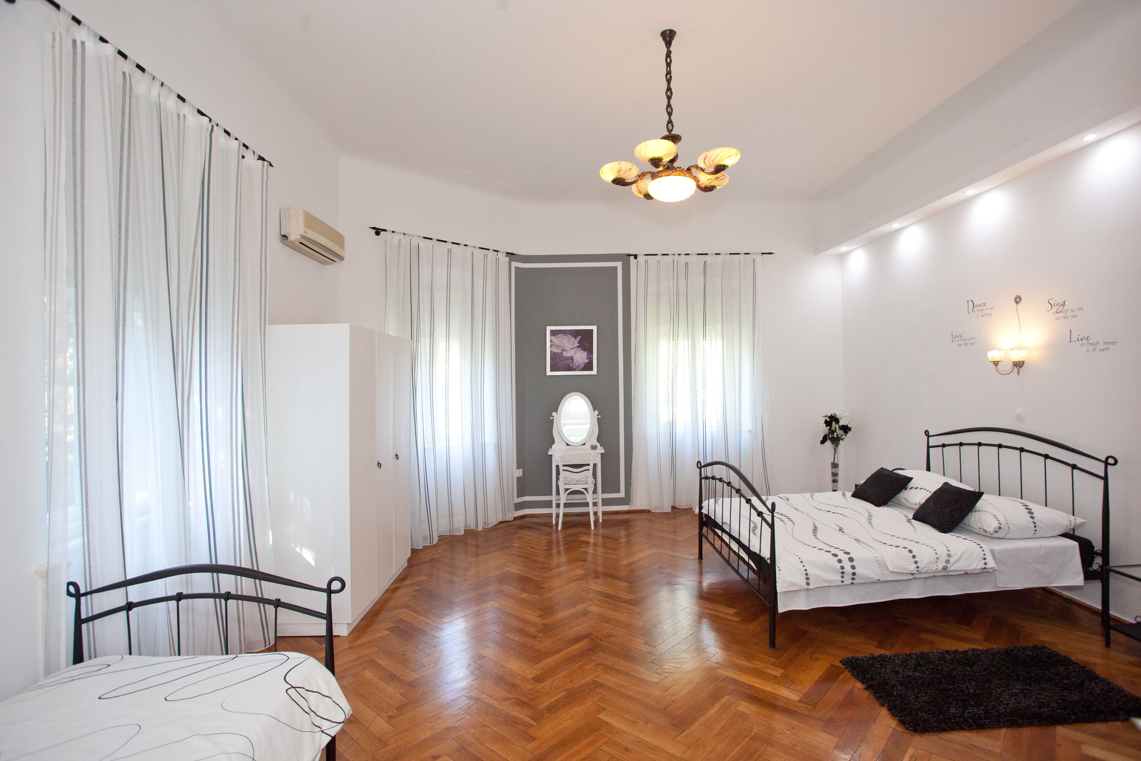 بديكورات فريدة لكل غرفة وطراز فريد لكل وحدة وتجهيزات عازلة للصوت