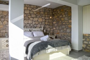 Studio | Bàn ủi/dụng cụ ủi quần áo, giường gấp/giường phụ (phụ phí) 