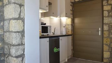 Studio | Eigene Kochnische | Kühlschrank, Mikrowelle, Herdplatte, Wasserkocher mit Kaffee-/Teezubehör