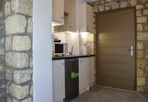 Refrigerador, microondas, placa de cocina, cafetera/tetera