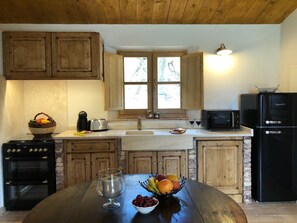 Microwave, dishwasher, coffee/tea maker, cookware/dishes/utensils