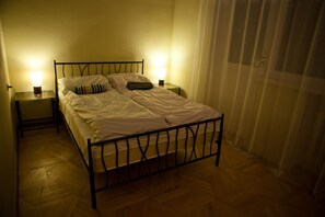 Iron/ironing board, free WiFi, bed sheets