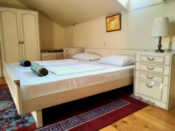 Iron/ironing board, free WiFi, bed sheets