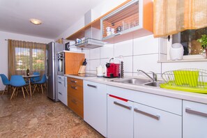 Mikrowelle, Ofen, Herdplatte, Geschirrspüler