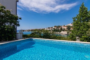 حمّام سباحة خارجي