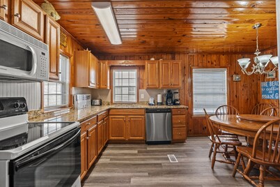 Private Beach House - 1 Block From The Beach + Free Attraction Tickets!