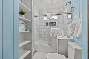 Bañera, toallas, papel higiénico