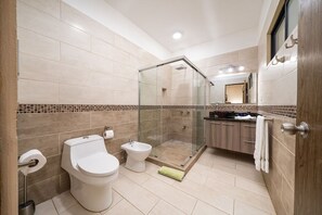 Douche, sèche-cheveux, bidet, serviettes fournies
