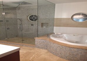 Bañera de hidromasaje, secador de pelo, toallas