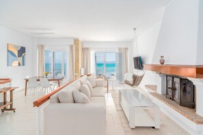 Suite de lujo | Zona de estar | Smart TV de 42 pulgadas con canales digitales, una televisión