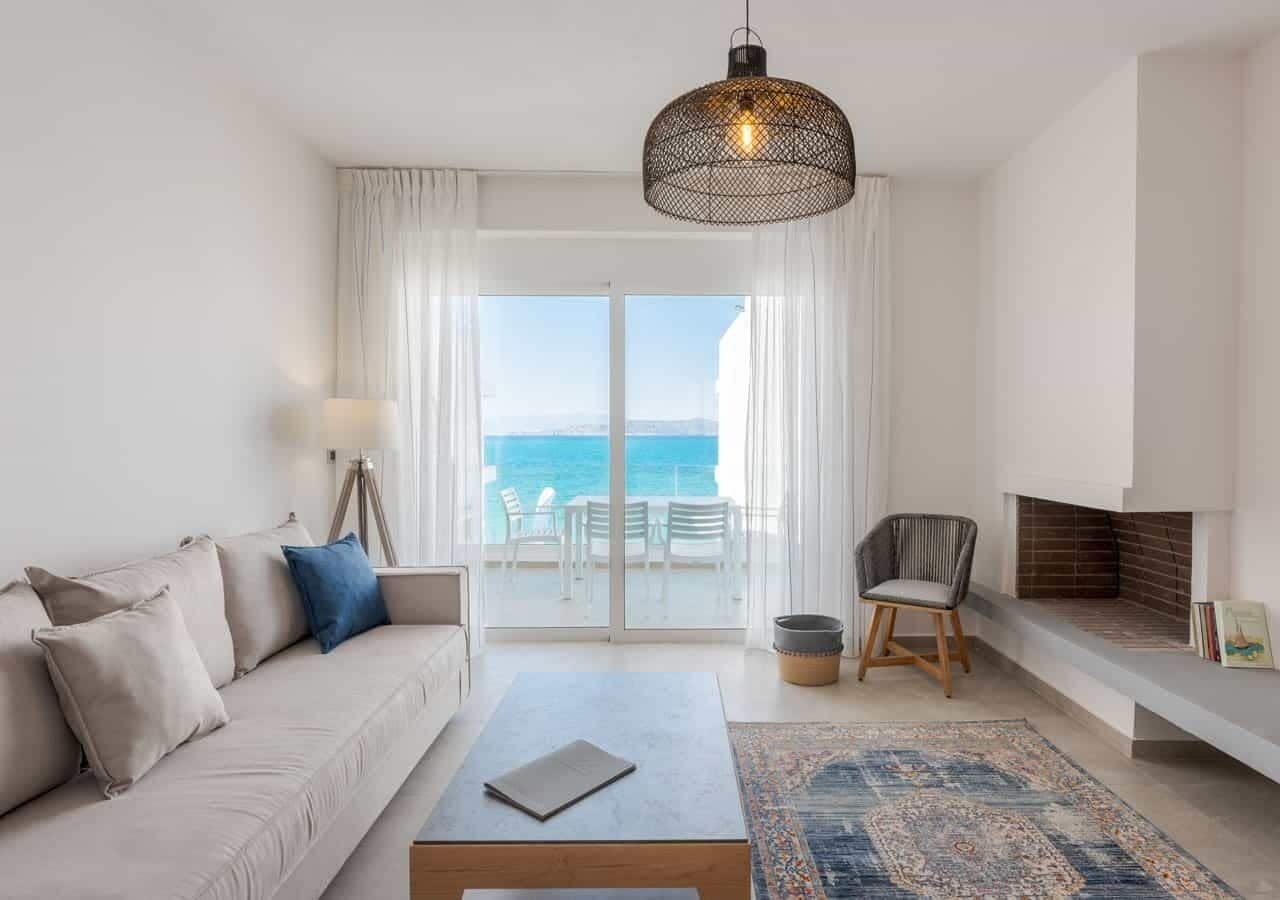 Suite Deluxe, vista al mar | Área de sala de estar | Smart TV de 42 pulgadas con canales digitales y televisión 