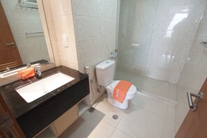 Appartement, 1 chambre | Salle de bain | Douche, serviettes fournies, savon, shampooing