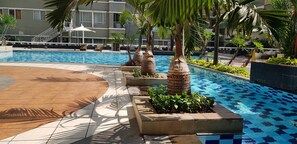 Hồ bơi ngoài trời