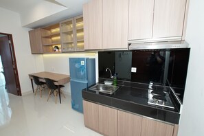 Apartment, 1 Bedroom | Private kitchenette | Fridge, stovetop, electric kettle, cookware/dishes/utensils