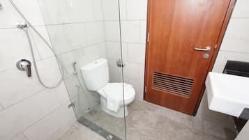 Apartment, 1 Bedroom | Bilik Mandi | Pancuran mandi, tuala disediakan, sabun, syampu