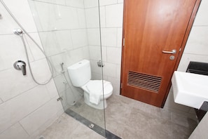 Apartment, 1 Bedroom | Bilik Mandi | Pancuran mandi, tuala disediakan, sabun, syampu 