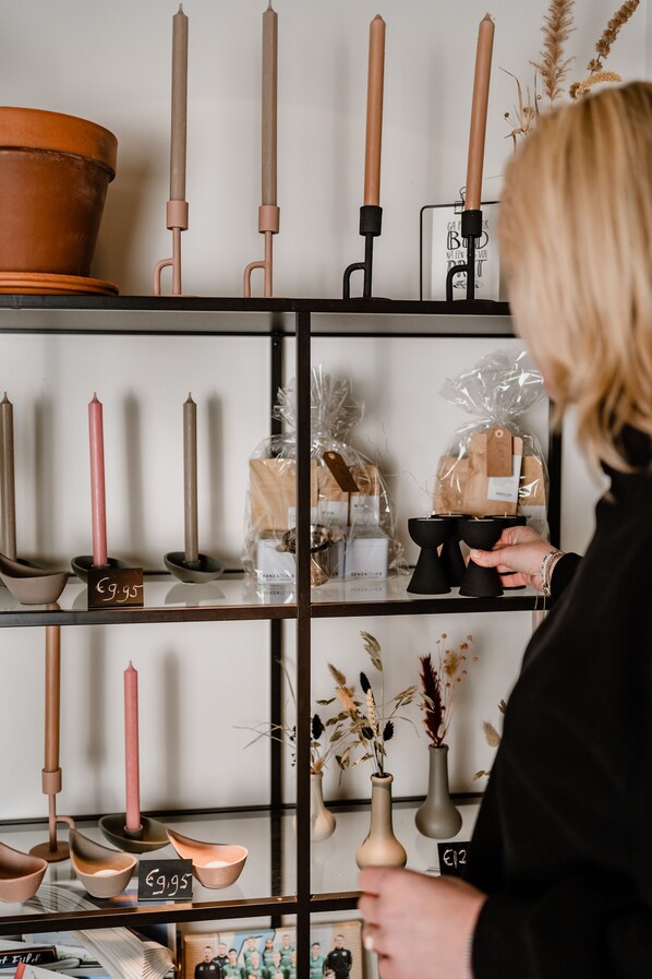 A woman browsing shelves with candles and bowls. - Uitgerust voor zaken (Heerenveen)