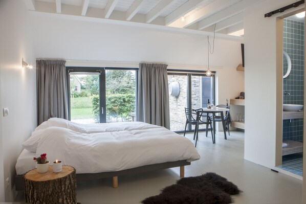 Een minibar, een bureau, verduisterende gordijnen, geluiddichte muren