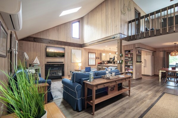 Smart-TV, bøker og stereoanlegg