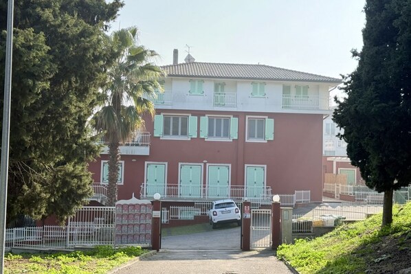 Exterior - S008 - Sirolo, new three-room apartment with terrace (Sirolo)