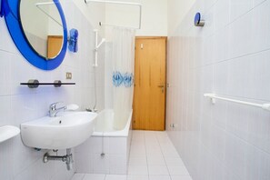 Regadera, bidet, toallas 