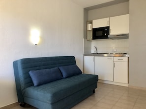 Apartment, Terrasse | Wohnbereich | Flachbildfernseher