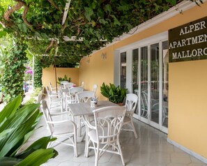 Property entrance - Alper Apartments (Calvia)