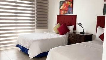 Habitación doble familiar, 1 cama matrimonial, vista a la montaña | Cortinas blackout, insonorización y tabla de planchar con plancha