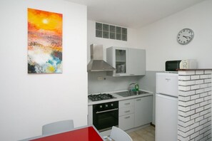 Kühlschrank, Ofen, Esstisch