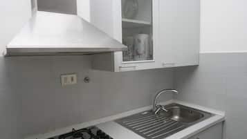 Réfrigérateur, four, tables à manger