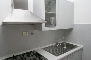 Kühlschrank, Ofen, Esstisch