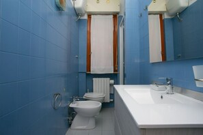 Shower, bidet, towels - S205 - Sirolo, three-room apartment with porch and a / c (Sirolo)