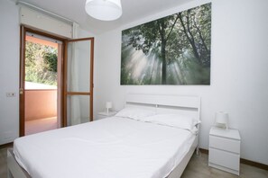3 bedrooms, bed sheets - S205 - Sirolo, three-room apartment with porch and a / c (Sirolo)